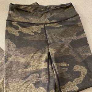 TNA green camo leggings size small